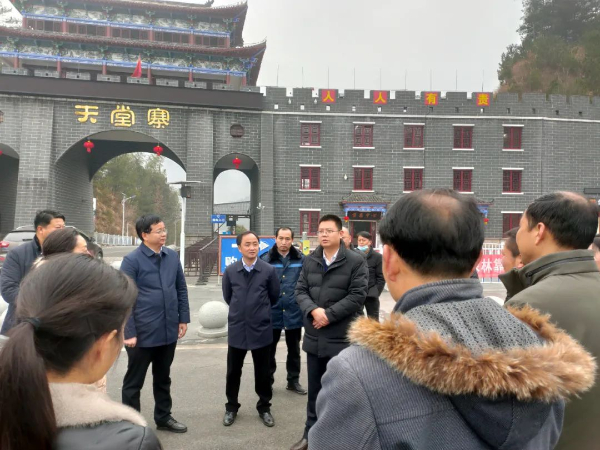 县委副书记、县长周黎看望慰问天堂寨风景区一线工作人员