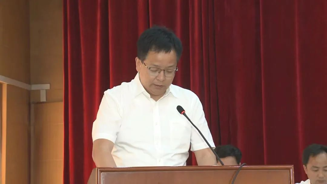集团党委书记、董事长杨天平代表集团党委在县委人才工作会议上交流发言